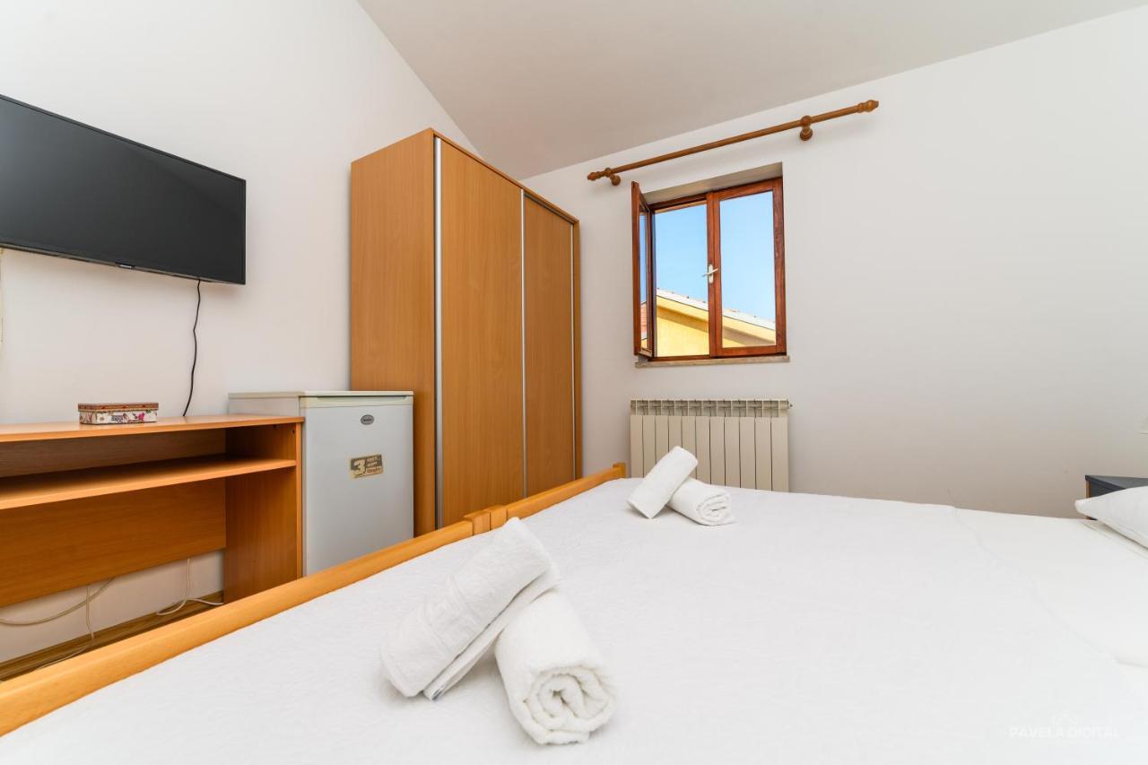 Sobe I Apartman Mareta Miholascica Exterior photo